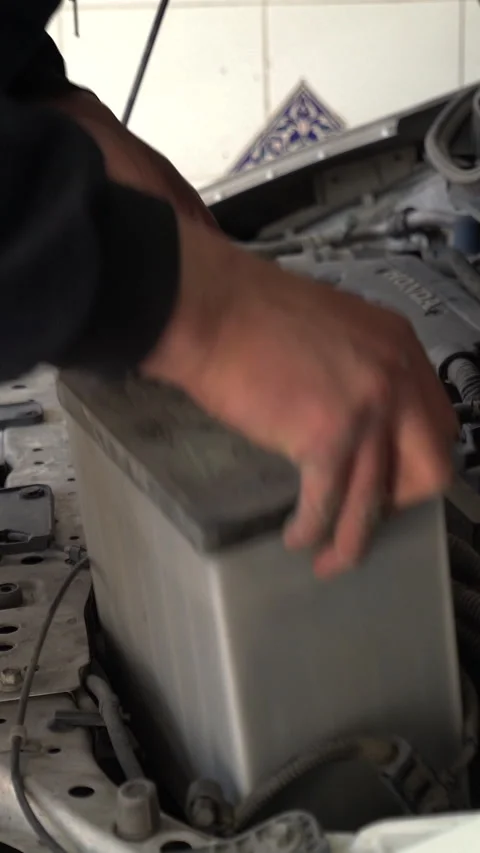 Vertical Old car repair 動画素材 310050801
