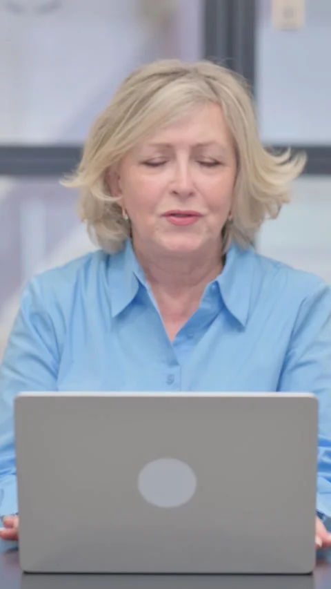 Vertical, Online Video Chat by Old Businesswoman 動画素材 320230016