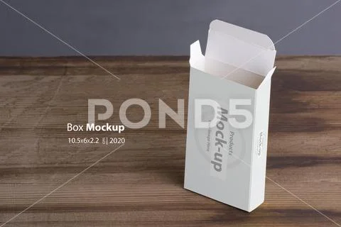 Vertical opened empty pillbox on wooden table background mock-up serie PSD Template