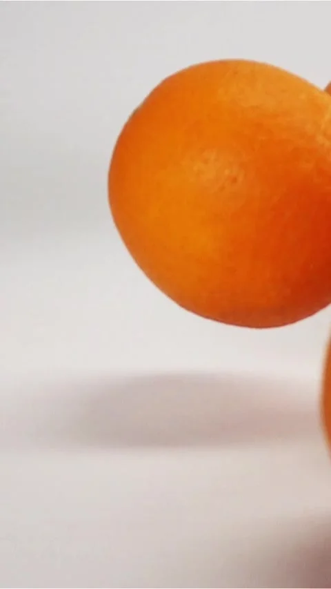 Vertical of Oranges falls and bounce on white wet surface Stock Footage 305516722