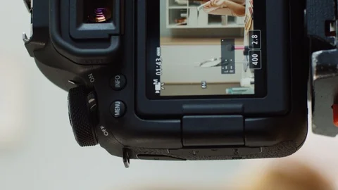 Vertical orientation shot of makeup tutorial for fashion vlog. Close up of the 動画素材 128509167