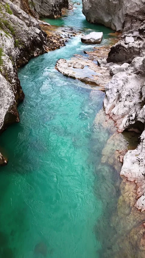 Vertical overhead aerial drone view of the clear emerald water pooling between 库存影片 345005298