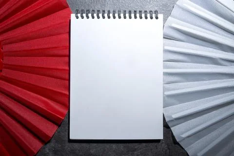 A vertical overhead shot of a clean, blank spiral-bound notepad positioned .. Stock Photos