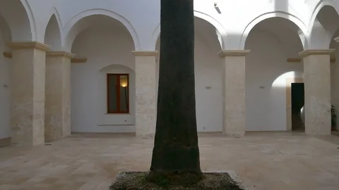 Vertical overview of the cloister of an ancient convent used as the seat of t Vídeo Stock 121471187
