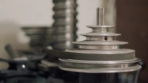 Vertical pan and focus drift on a working soviet drill press machine Vidéo 106369041