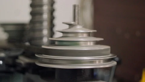 Vertical pan and focus drift on a working soviet drill press machine Vidéo 106369050