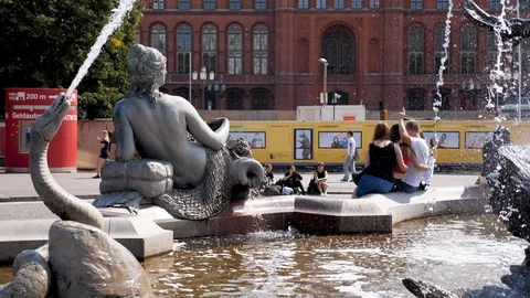 Vertical pan of Berlin town hall from park in front. Stock-Footage 116248166
