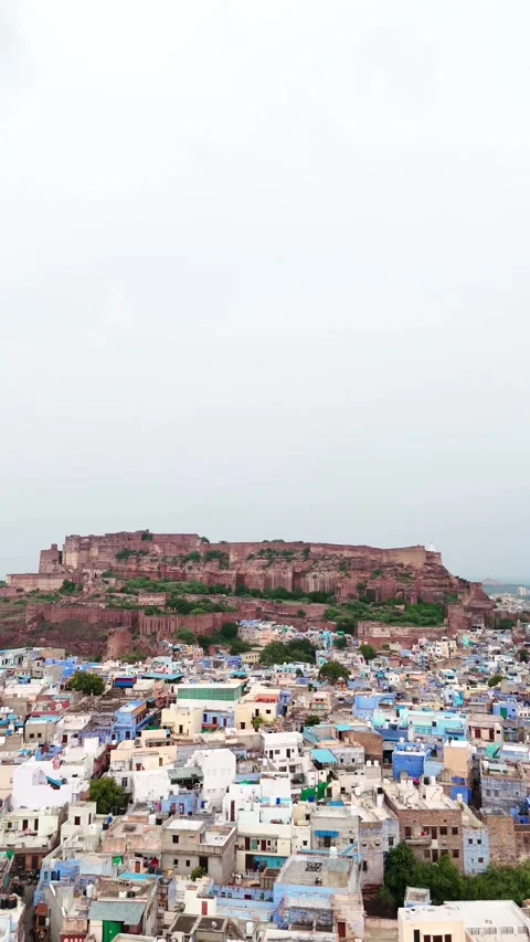 Vertical pan drone shot of fort and jodhpur city in foreground. 動画素材 310660827
