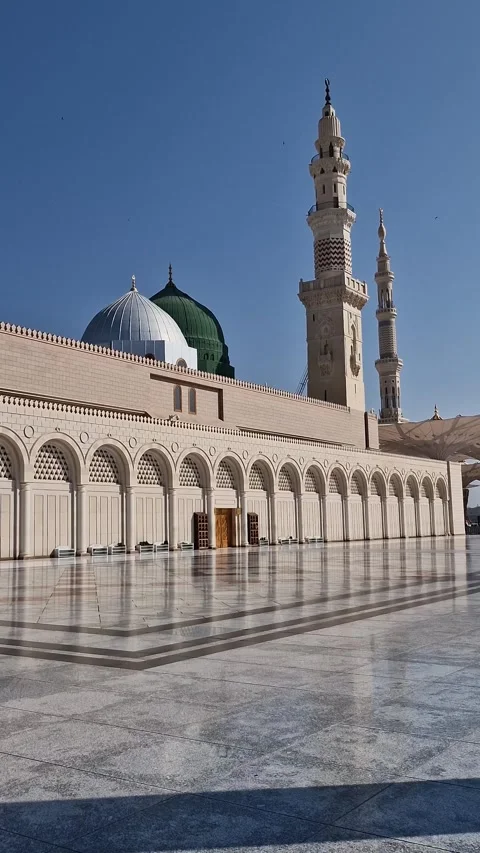 Vertical pan left of green and silver dome of Nabawi mosque 库存影片 315337330