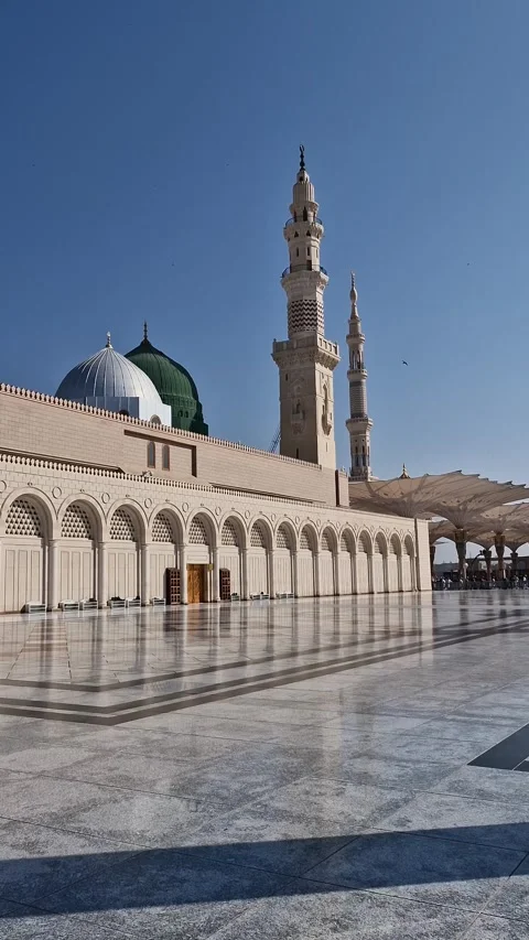 Vertical pan right of green and silver dome of Nabawi mosque in Medina 库存影片 315337295