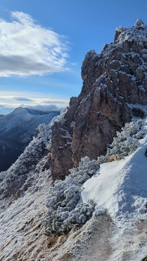 Vertical Pan View of Frozen Mountain Peaks 動画素材 327594091