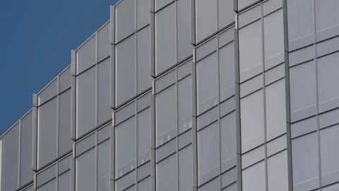 Vertical pan up view glass building, camera moving from street level to roofline Stockbeeldmateriaal 333651648