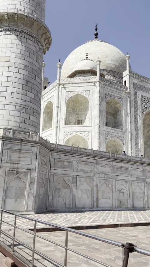 Vertical pan view of Taj Mahal marble mausoleum and red sandstone mosque Agra 库存影片 343134390