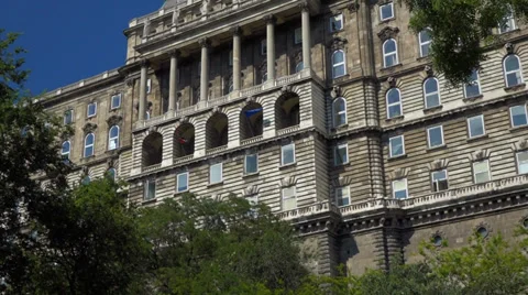 Vertical pan of the west facade of the historic Royal Palace in Budapest Vidéo 39635506