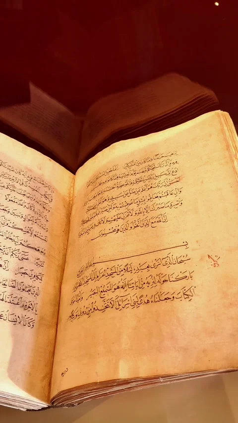 Vertical panning shot of an ancient handwritten Quran. Moving from right to left Vídeos de archivo 334029436