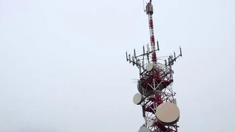 Vertical panning shot of a radiating tower 库存影片 77233872