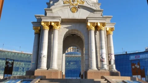 Vertical panorama of Independence monument at main central square of Kiev 動画素材 105077372