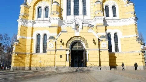 Vertical panoramic footage of town square with Saint Volodymyr Cathedral in Kiev Video stock 105379784