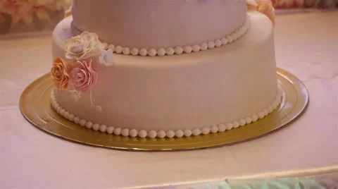 Vertical panoramic shot of wedding cake Vídeos de archivo 66276459