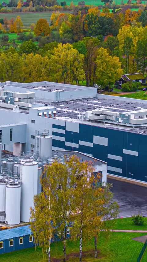 Vertical parallax hyperlapse of Baltic Dairy Board factory and silos in Bauska Vidéo 331763489