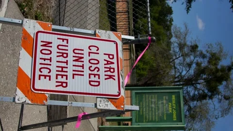 Vertical Park closed sign 動画素材 199515727