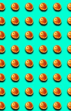 Vertical pattern with baked browned pancakes on a blue background. Cooking te Foto stock