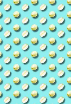 Vertical pattern with fresh onions on a blue background. Vegetable template. Fotos Stock
