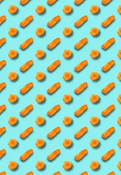 Vertical pattern with fresh raw carrots on a blue background. Vegetable templ 库存照片