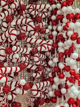 Vertical Pattern of Red Candies and Balls Foto stock