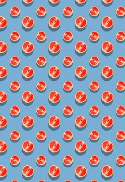 Vertical pattern with ripe grapefruit on placid blue background. Fruit templa Foto stock