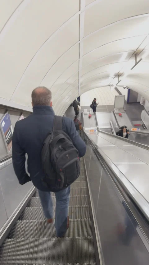Vertical - People using the escalator underground in a London tube station. Vídeos de archivo 293370276