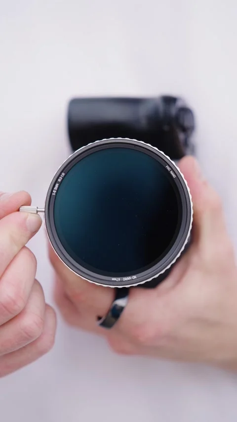 Vertical - person hold camera with variable nd filter and adjust light Vídeos de archivo 282947193