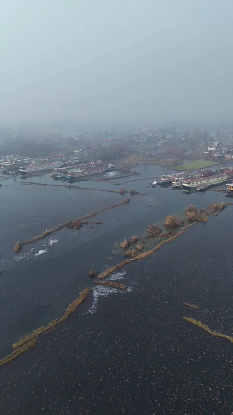 Vertical perspective of Dal Lake entirely frozen, holding Srinagar’s life still Stock Footage 311020154