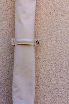 Vertical picture of a rustic pipe on the wall Foto stock