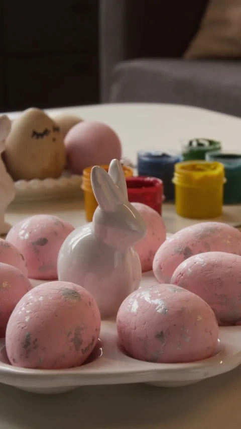 Vertical of Pink Easter Egg Plate on Table 動画素材 327888182