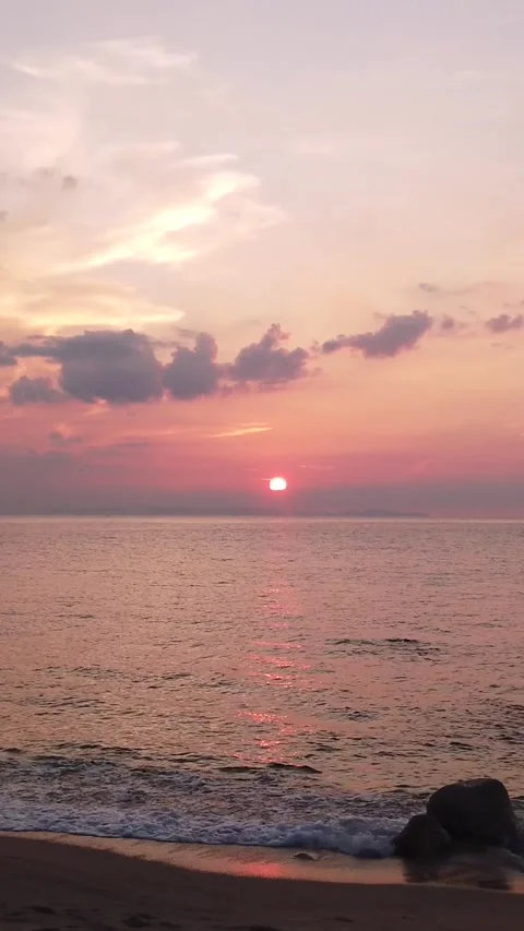 Vertical of Pink Sunset Seascape with Red Sun at Diamond Beach Fukui Japan 動画素材 317368859
