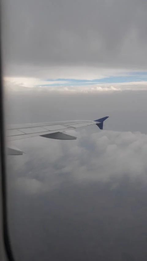 Vertical: The plane changed course and began to descend in the clouds. View from Vídeos de archivo 285405424
