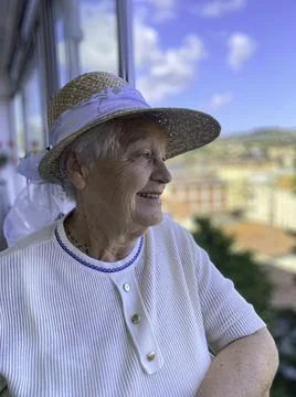 Vertical portrait elderly lady with hat on a panoramic 库存照片