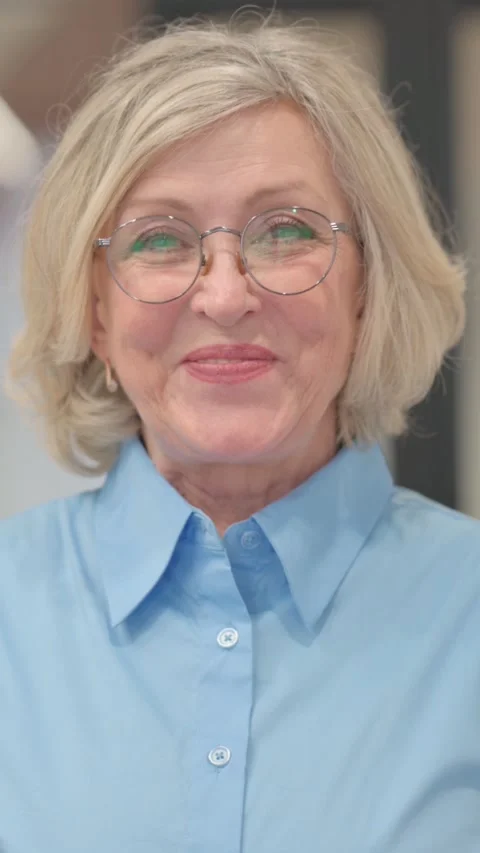 Vertical, Portrait of Smiling Senior Old Woman in Office Vídeos de archivo 320235049