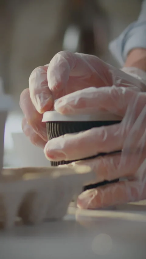 Vertical position. The hands of the chef distribute fresh croissants with co Vídeo Stock 281737380