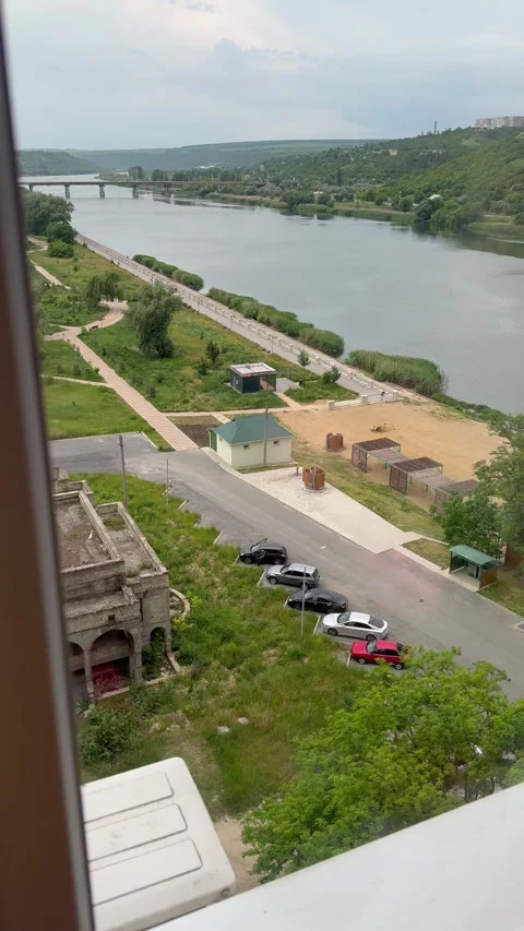 Vertical POV River View from Apartment Window Overlooking Waterfront Landscape. 库存影片 336635513