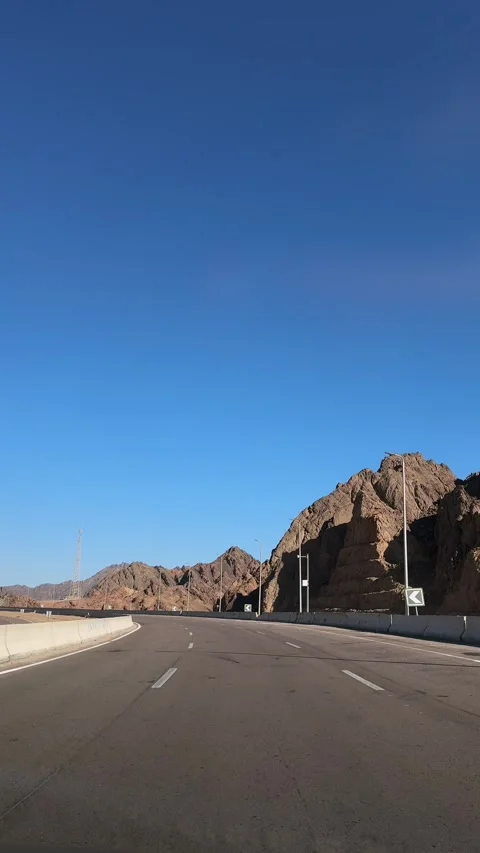Vertical POV Shot Driving along Desert Highway through Rocky Mountain Terrain in Vídeos de archivo 341995326