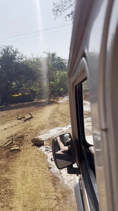 Vertical POV view driving off-road vehicle to Dudhsagar Waterfall jungle Goa Vídeo Stock 343134929