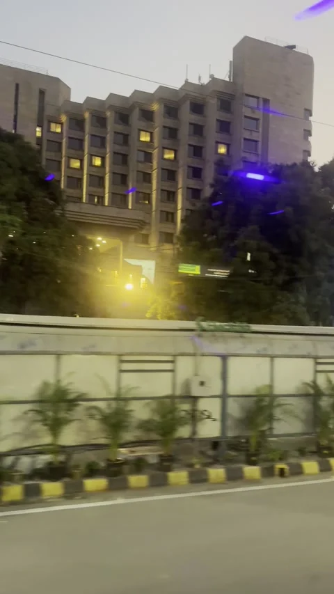 Vertical POV view of luxury hotel and modern avenue in New Delhi evening 库存影片 343134400