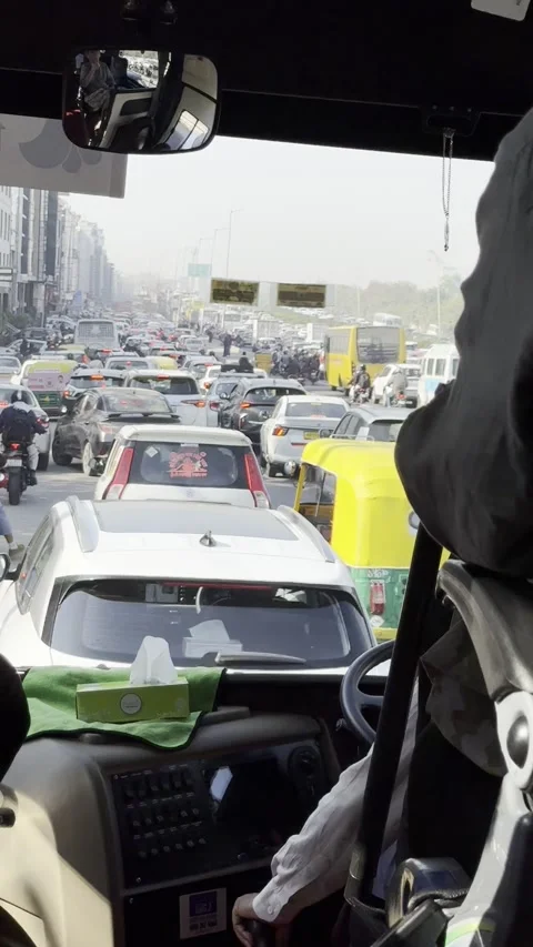 Vertical POV view from tour bus of heavy traffic jam on New Delhi road India Vidéo 343132285