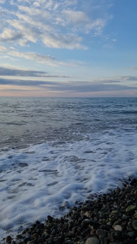 Vertical Pre-Sunset Waves on Pebble Beach Black Sea 4K - Mute Vidéo 332544204