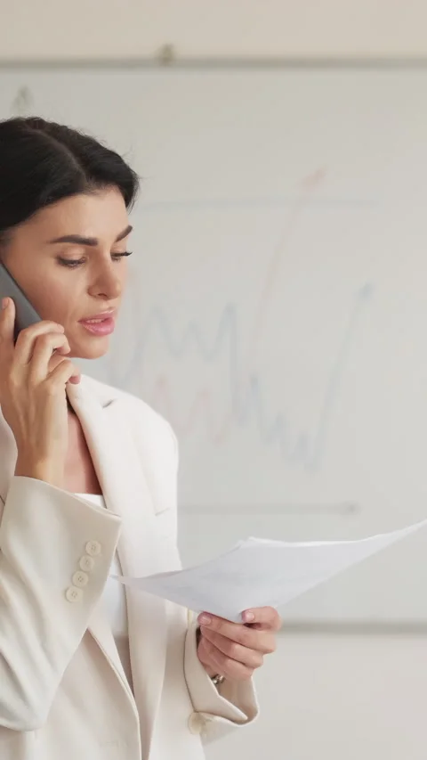 Vertical problem solution female chief mobile Stock Footage 293271514