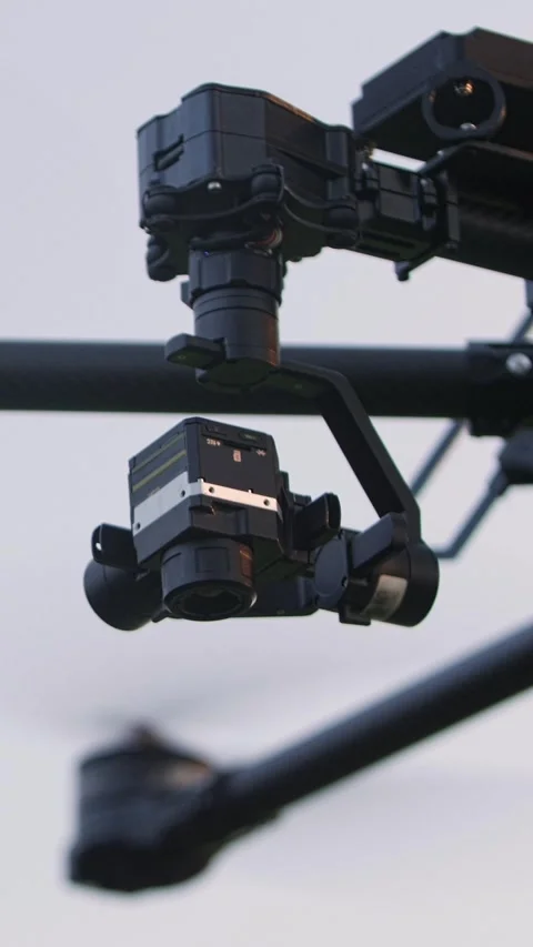 Vertical. A professional black multirotor drone with a thermal imaging camera 库存影片 333860065