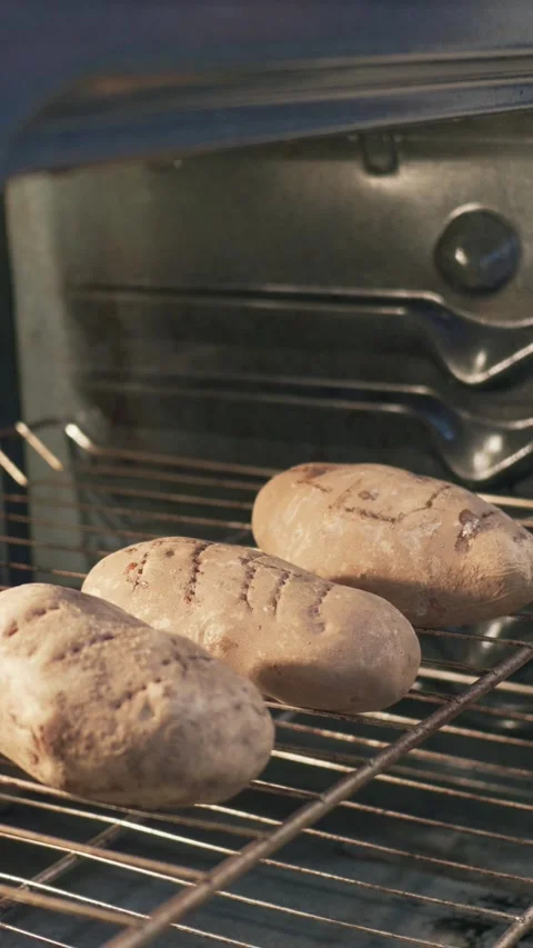 Vertical pull back view of potatoes baking Vídeo Stock 337267516