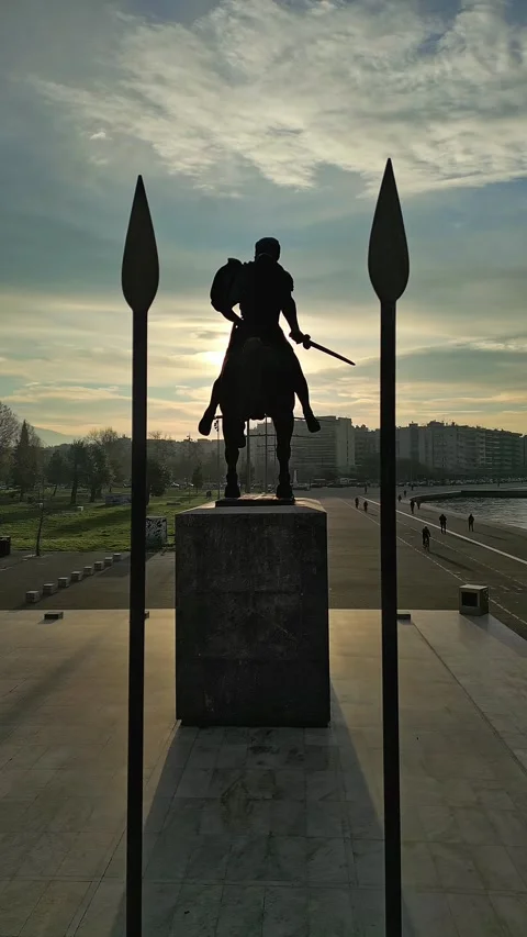 Vertical pullback reveal spears Alexander the Great statue 4k Stock-Footage 333709569